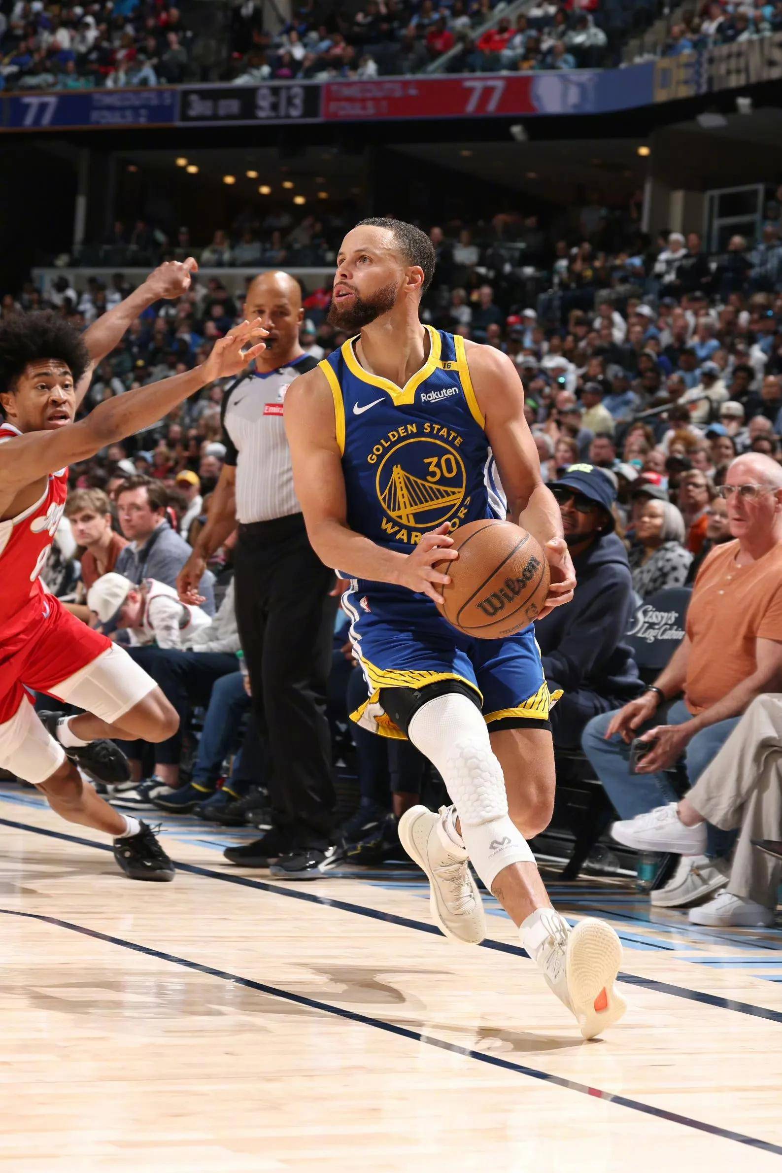 开云登录入口-库里重返赛场，表现优异首场状态出色，TES观众沸腾！引发球迷热议-开云登录入口